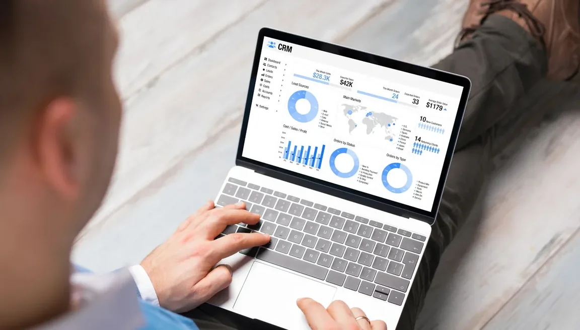 Notebook com gráficos de desempenho sendo operado
