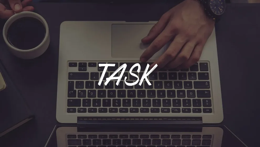 Mãos digitando em notebook com a palavra tarefa na tela