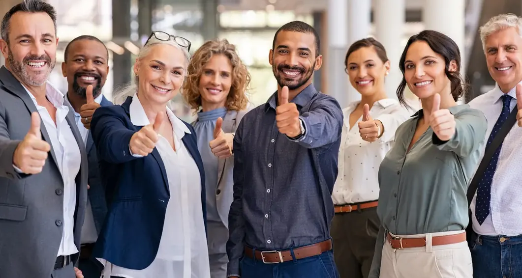 Equipe com polegares para cima em foto de grupo