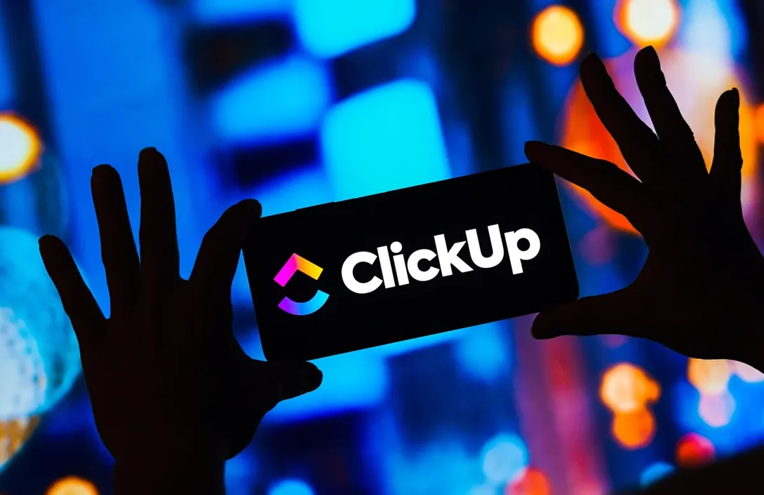 Logotipo do ClickUp em destaque num painel de fundo colorido